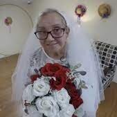 عجیب ترین ازدواج جهان ! / این پیرزن 77 ساله بدون خواستگار بالاخره عروسی کرد !