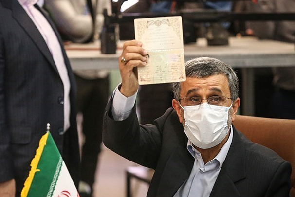 محمود احمدی نژاد در حال ثبت نام کردن برای ریاست جمهوری