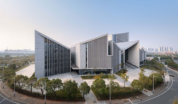 (عکس) کالج آموزشی پژوهشی ژیانگجی هم‌آوایی قطعات متنوع در مسیر یادگیری و پژوهش/ یکی از لوکس‌ترین و منحصربه‌فردترین معماری جهان🤩