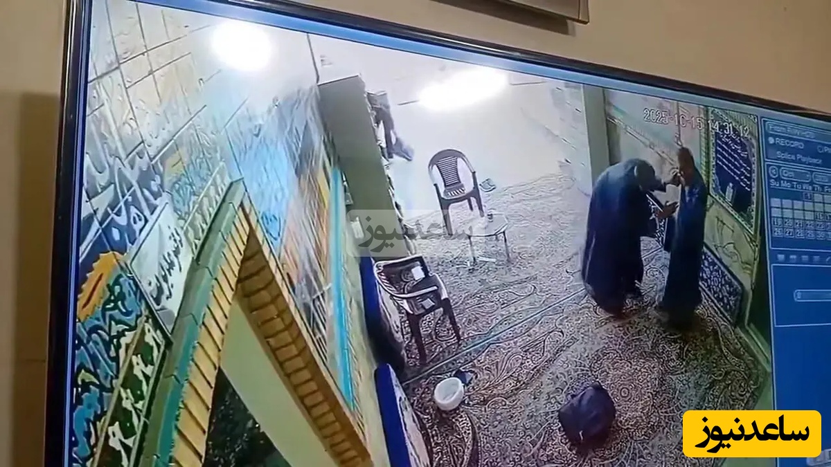 ببینید؛ لحظه وحشتناک تلاش مهاجم برای بریدن گلوی یک روحانی با چاقو داخل مسجد + فیلم