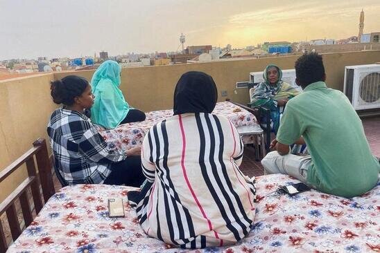 نشستن اعضای یک خانواده روی پشت بام خانه شان در شهر گرفتار جنگ داخلی "خارطوم" سودان/ رویترز