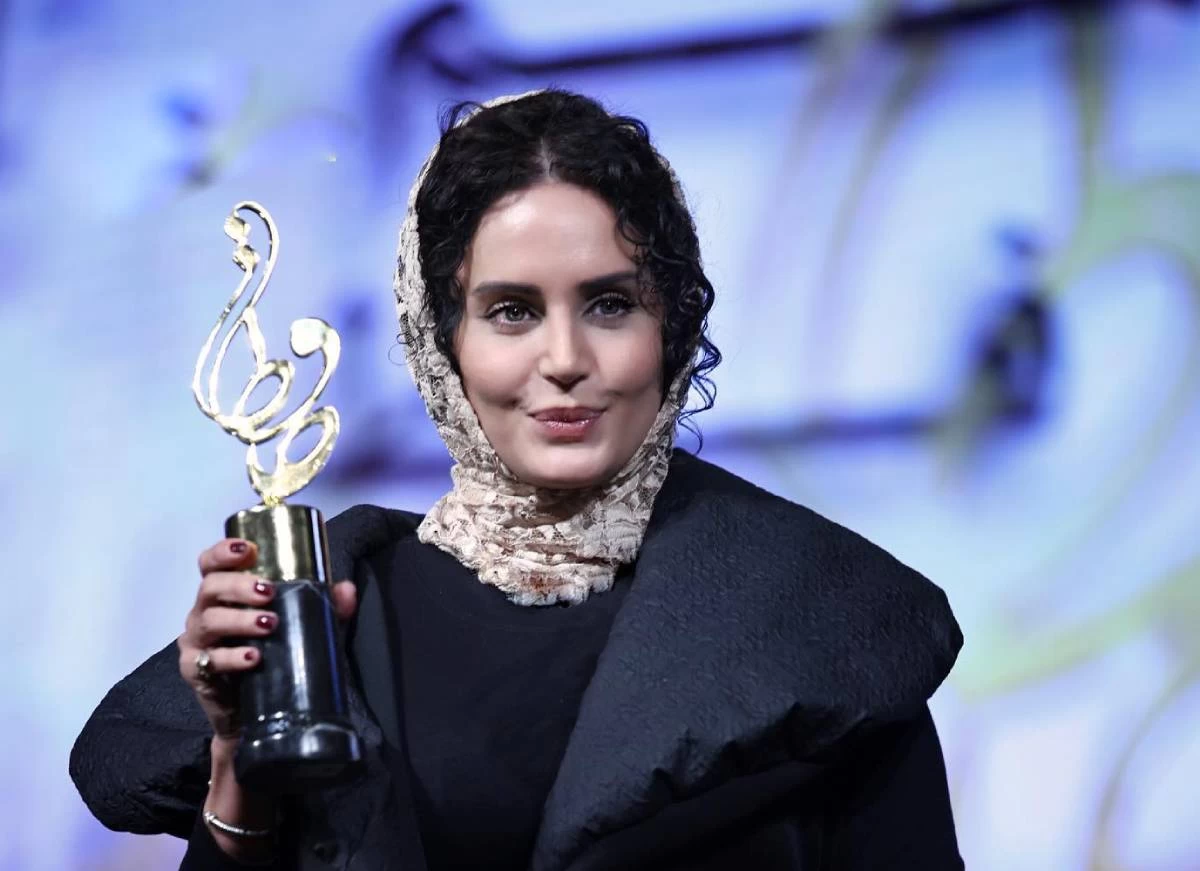 ایده استایل شب یلدا به سبک الناز شاکردوست با لباس سنتی اصیل و هنر دست ایرانی / برای شب یلدا چه لباسی بپوشیم؟