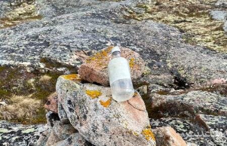 بطری انداخته شده در دریا
