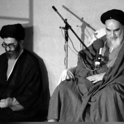 احترام ویژه امام خمینی(ره) به رهبر معظم انقلاب سر سفره افطار+ویدیو/ تا رهبری نیامدند امام سرِ پا منتظر ایشان بودند