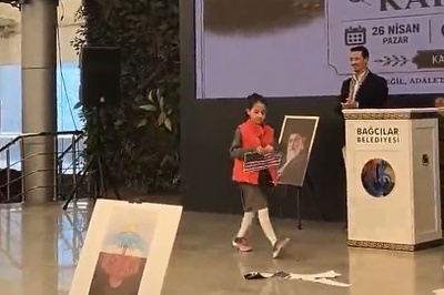 (ویدیو) نمادی از خشم و عدالت‌خواهی نسل جدید در ترکیه؛ پاره کردن پرچم‌های دشمن در مراسم یادبود دانش‌آموزان مینابی