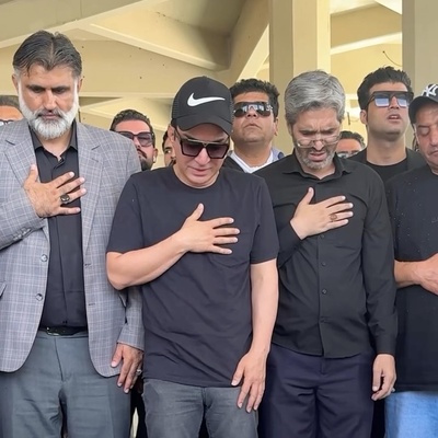 غم کمرشکن داریوش فرضیایی (عمو پورنگ) در مراسم تشییع مادرش هنگام خواندن نماز میت؛ از امروز دیگه پیر شدنش رو می‌بینیم!