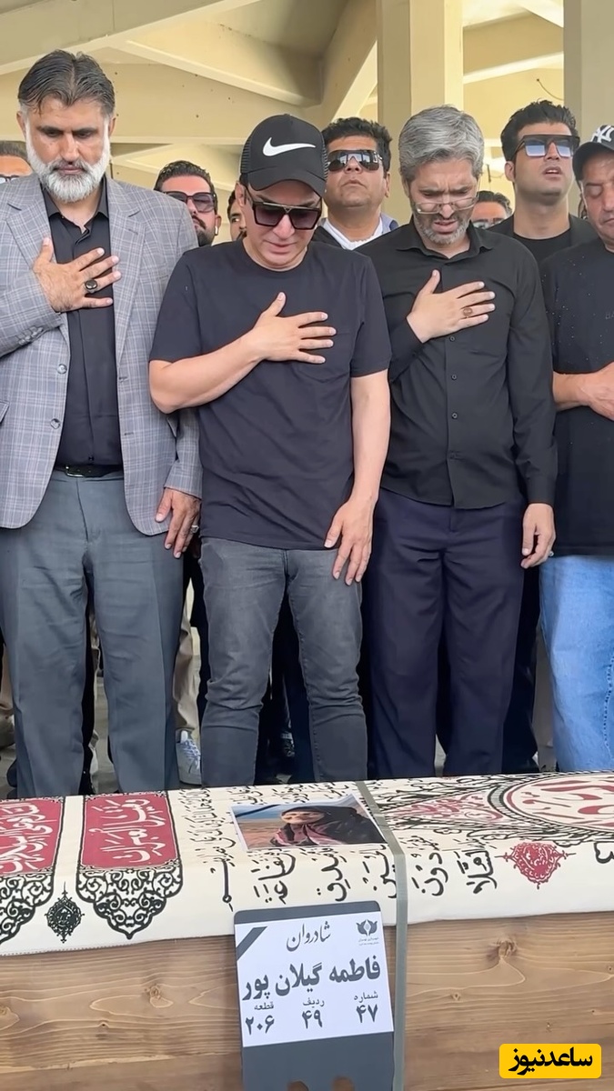 غم کمرشکن داریوش فرضیایی (عمو پورنگ) در مراسم تشییع مادرش هنگام خواندن نماز میت؛ از امروز دیگه پیر شدنش رو می‌بینیم!