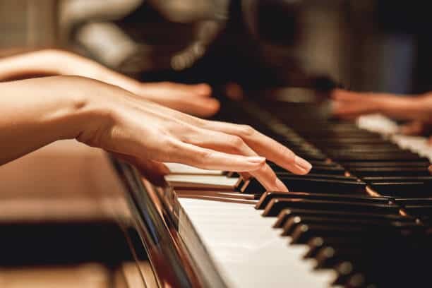 دیدن نواختن پیانو در خواب چه تعبیری دارد؟ /  تعبیر خواب پیانو