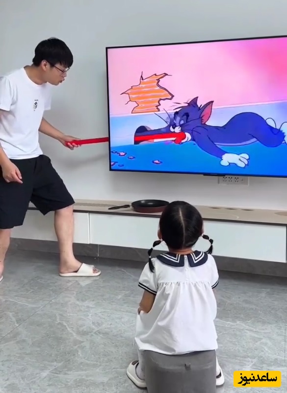 خلاقیت خنده‌دار و تحسین برانگیز پدر کره‌ای در تماشای کارتون حماسه آفرید/ این دفعه دیگه بچه‌هارو بذارین پیش باباشون، بیشتر خوش میگذره