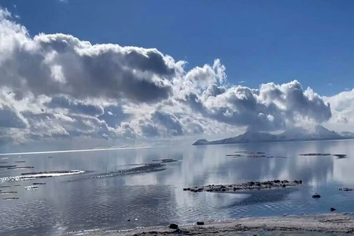 معجزه فعال شدن یک چشمه زیر زمینی در دریاچه ارومیه+ فیلم