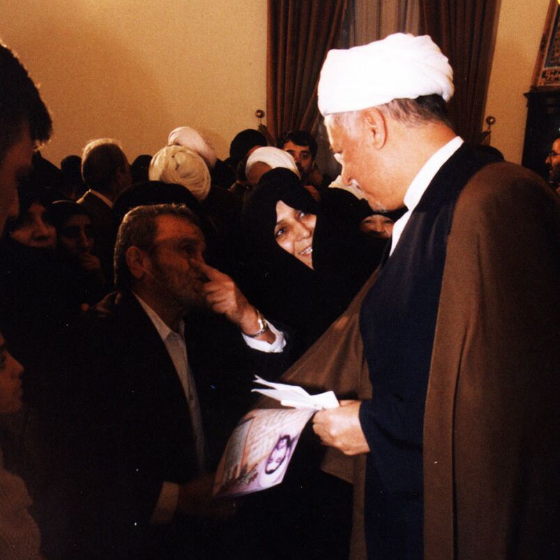 سالن آیت‌الله اکبر هاشمی رفسنجانی در دیدار با جمعی از خانواده‌های شهدا (سالن دیدارهای مجمع تشخیص مصلحت نظام؛ دهه 1370)
