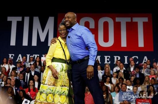 "تیم اسکات" سناتور جمهوریخواه آمریکایی در کنار مادرش در طی سخنرانی در شهر چارلستون ایالت کارولینای جنوبی نامزدی خود را برای انتخابات ریاست جمهوری 2024 اعلام کرد./ رویترز