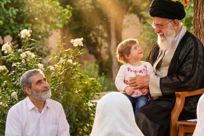 تماشا کنید| بدون تاج گل، بدون تشریفات خاص و پذیرایی؛ نگاهی به مراسم یادبود خانواده رهبر شهید انقلاب