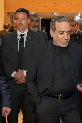 حاشیه عجیب در مذاکرات ژنو؛  استایل نامرتب این مقام ارشد ایرانی سوژه جهانی شد! + عکس