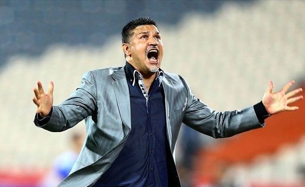 کنایه تند علی دایی بعد از تقلید صدایش در جشن استقلالی ها: در گذشته پادشاهان دلقک‌هایی داشتند که وظیفه‌شان تقلید صدا و خنداندن مردم بود+عکس