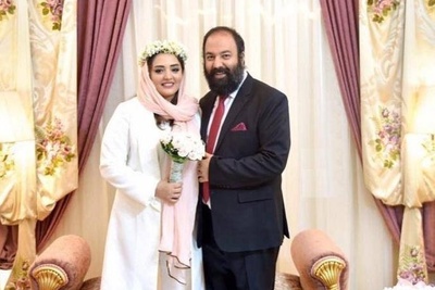 تجلی شکوه در فراز سادگی؛ نگاهی به چیدمان منزل دوبلکس نرگس محمدی و علی اوجی/ مبلمان طرحدار و کلاسیک، آباژور رومیزی کنده کاری شده، پیانو، لوستر 4 متری، گیتار، تابلو های هنری  و...