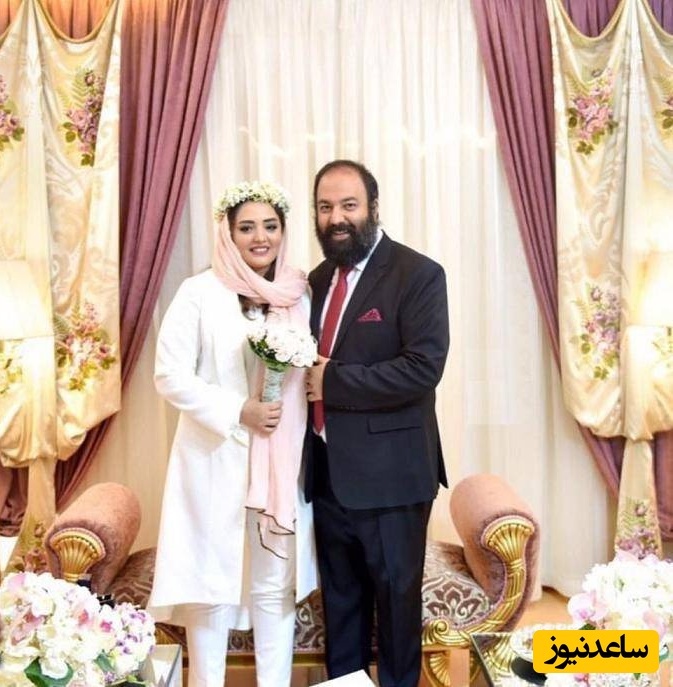 تجلی شکوه در فراز سادگی؛ نگاهی به چیدمان منزل دوبلکس نرگس محمدی و علی اوجی/ مبلمان طرحدار و کلاسیک، آباژور رومیزی کنده کاری شده، پیانو، لوستر 4 متری، گیتار، تابلو های هنری  و...