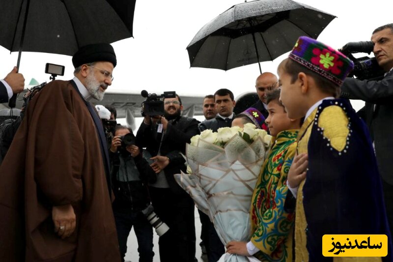 (ویدئو) اقدام خبرساز رئیسی زیر باران در تاجیکستان/ چتر لازم نیست !