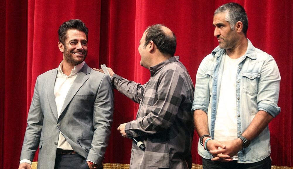 پژمان جمشیدی: عکس من با رضا گلزار روی جلد مجله رفت خواهرم با شیطنت از مادرم پرسید کدوم خوشگله، بنده خدا برگشت گفت...+فیلم