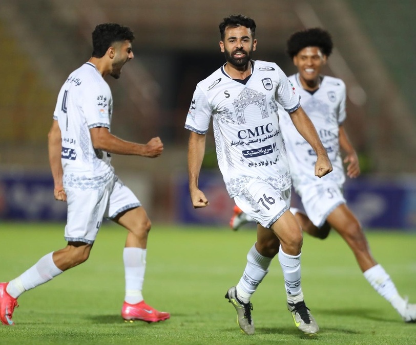 خلاصه بازی شمس‌آذر 4 - چادرملو 4
/ 8 بار توپ در تور، اما برنده‌ای در کار نبود