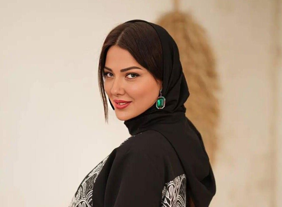 سلفی آسانسوری لیلا اوتادی با استایل سبز و لاکچری و کیف مارکدار شیک