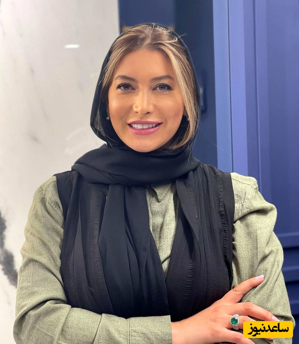 خود واقعی فریبا نادری زیر درختی پر از گلهای بهاری زیبا