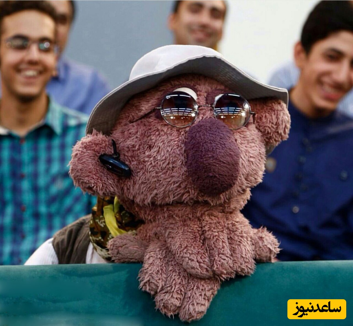 بغل غم انگیز «جناب‌خان» با عروسک رهاشده در آوارهای جنگ: دردت به جون مُو باشه