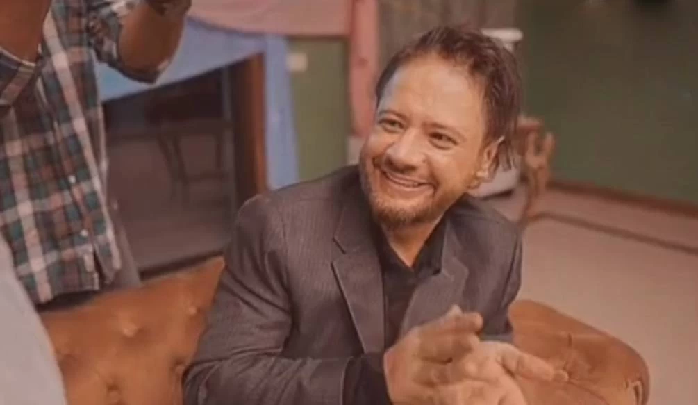 طنز ماشین شدن علی صادقی و آقا رشید در نقش بنزین در رئالیتی شو "چارپایه" +ویدئو / معلوم نیست دارن چیکار میکنن اینا ?