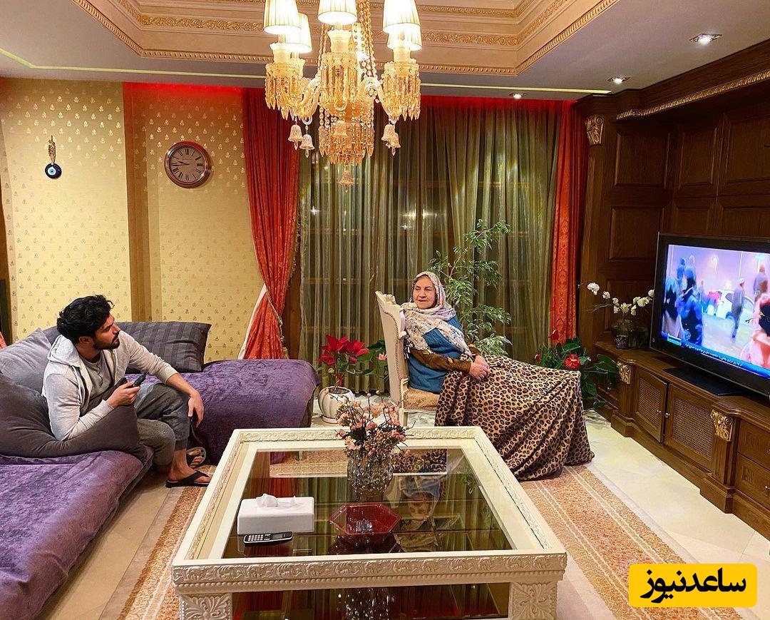(ویدیو) نوازش های عاشقانه مادربزرگ محجبه سینا مهراد روی سر نوه جنتلمن و خوشتیپش/ مهربونی از چشماش میباره