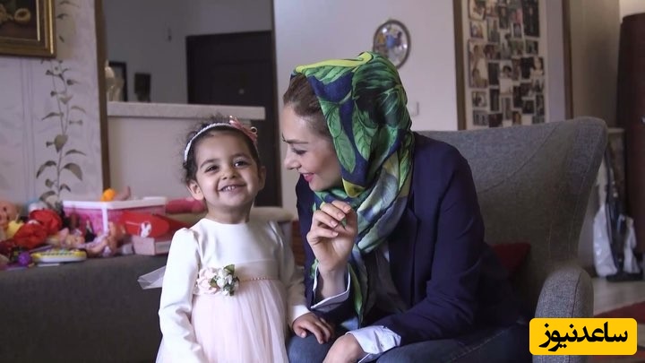 نگاهی به آپارتمان 120 متری یکتا ناصر با بالکن باصفا که با وجود دخترش تبدیل به بهشت شده/ کتابخونه بزرگ، عکس های یادگاری، باربی بازی های سوفیا، مبلمان راحتی+فیلم و عکس