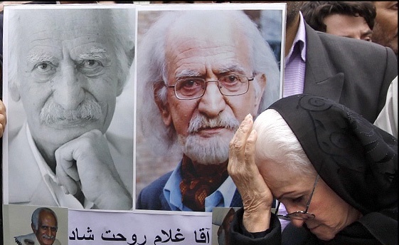 نگاهی به مراسم تشییع پیکر زنده یاد کیومرث ملک مطیعی، آقا غلام سریال «زیر آسمان شهر» با حضور هم‌بازی‌هایش: از ملکه رنجبر تا حمید لولایی و بهروز بقایی