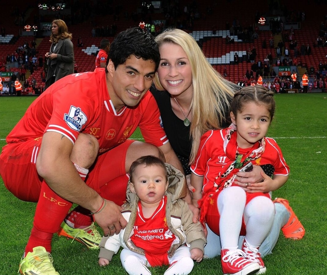 سوارس، ابرستاره فوتبال اروپا: شاید برای جهان ستاره‌ باشم، ولی در خانه باید ظرف بشورم، می‌توانی 600 گل بزنی، اما اگر لباس‌هایت را هرجای خانه رها کنی، همچنان تو را سرزنش می‌کنند و...