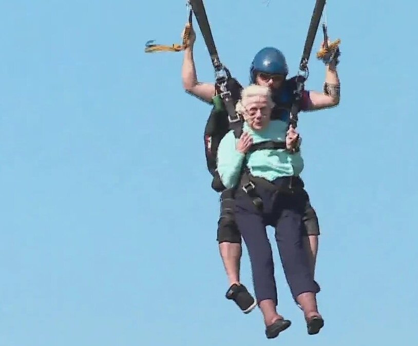 (ویدئو) زن 104 ساله مسن‌ترین چترباز جهان