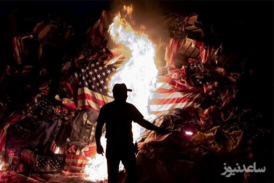 برافروختن "آتش دیده بانی" با آتش زدن پرچم های کهنه آمریکا در مراسم روز یادبود قربانیان جنگ در سیراکوز، نیویورک. سنت سوزاندن پرچم‌های کهنه از قرن هجدهم سرچشمه می‌گیرد تا سربازانی که در تاریکی شب از نبرد برمی‌گشتند بتوانند راه بازگشت به اردوگاه خودی را پیدا کنند./ خبرگزاری فرانسه
