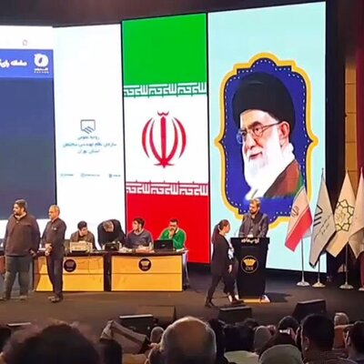 (فیلم)اقدام جنجالی و پرتاپ روسری توسط زنی در انتخابات سازمان نظام مهندسی تهران