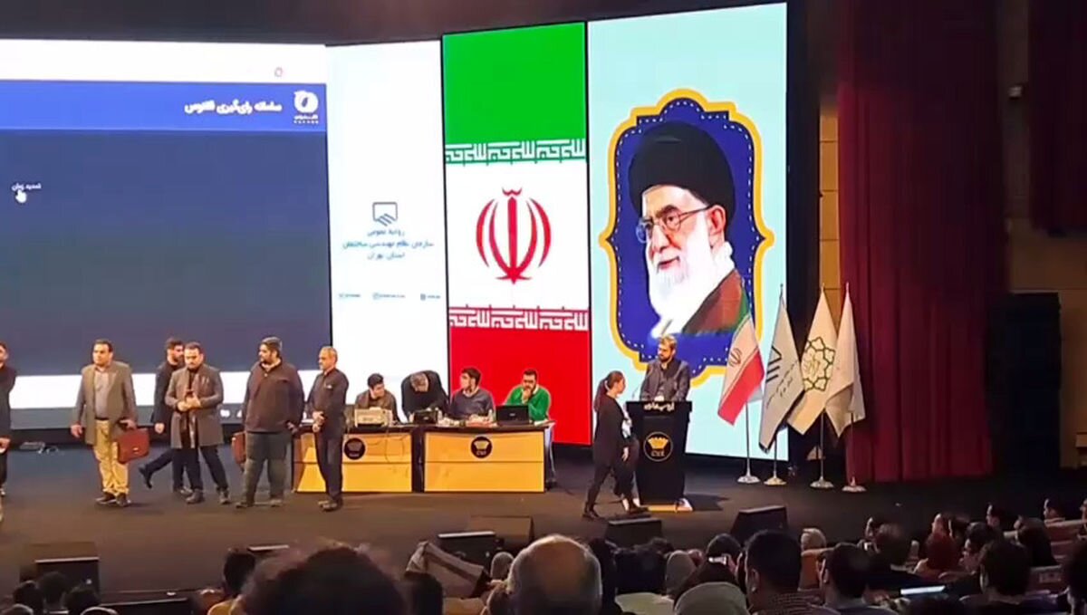 (فیلم)اقدام جنجالی و پرتاپ روسری توسط زنی در انتخابات سازمان نظام مهندسی تهران