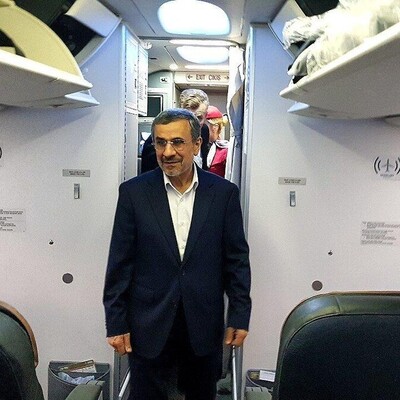 سرگرم کردن و گفتگوی محمود احمدی نژاد با خلبانان در کابین هواپیمای در حال حرکت در مسیر بازگشت از ترکیه به تهران+عکس