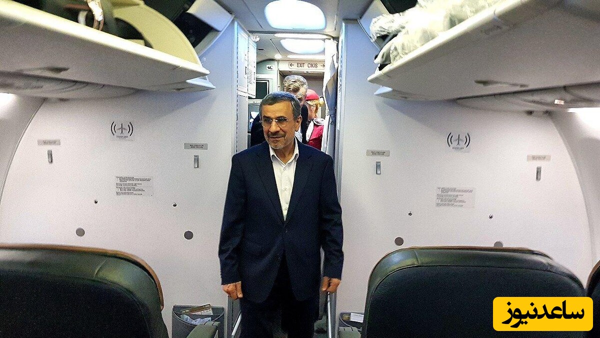سرگرم کردن و گفتگوی محمود احمدی نژاد با خلبانان در کابین هواپیمای در حال حرکت در مسیر بازگشت از ترکیه به تهران+عکس