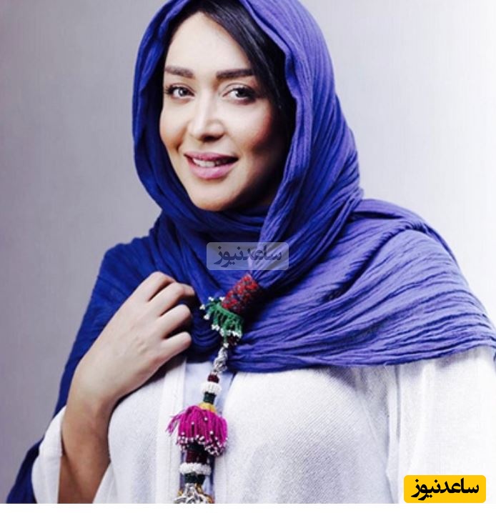 استایل شیک و باکلاس سارا منجزی‌پور در یک کافه