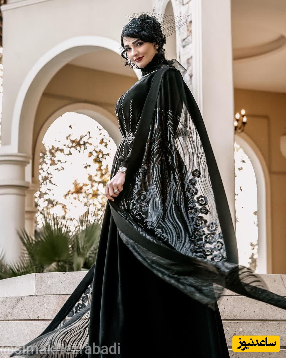 تصویری از سیما خضرآبادی در آینه‌ی اتاق گریم با لباس فوق العاده خوشرنگ