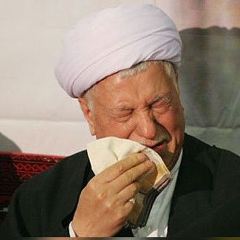 گریه های آیت الله هاشمی رفسنجانی برای امام خمینی(ره) در مراسم تشییع ایشان+عکس
