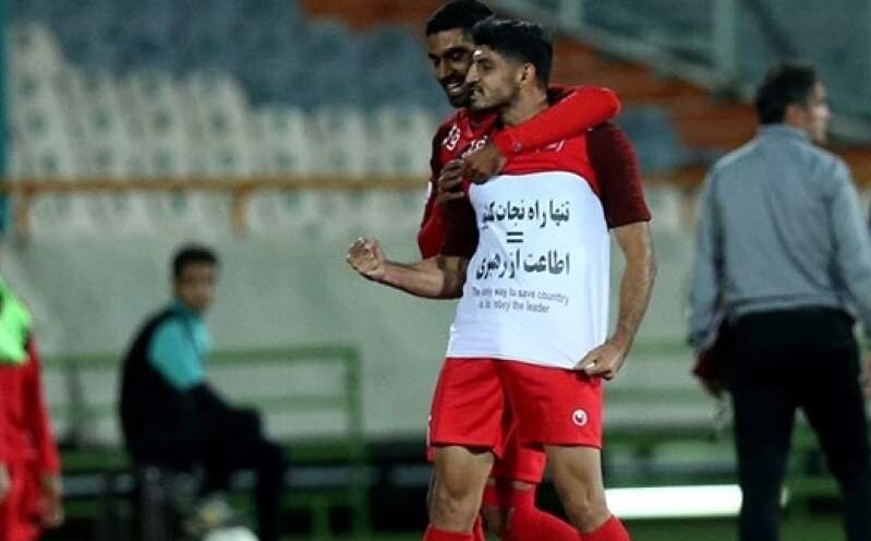 خلاقیت تحسین برانگیز مهدی طارمی و پیشکسوت فوتبال ایران برای شاد کردن دل خانواده شهدا/ روحشان شاد و یادشان گرامی+عکس