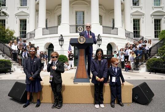 کودکانی که لباس ماموران سرویس مخفی را به تن کرده اند، نظاره گر سخنرانی جو بایدن، رئیس جمهوری آمریکا در روز" فرزند خود را به سر کار ببرید" در کاخ سفید/ رویترز