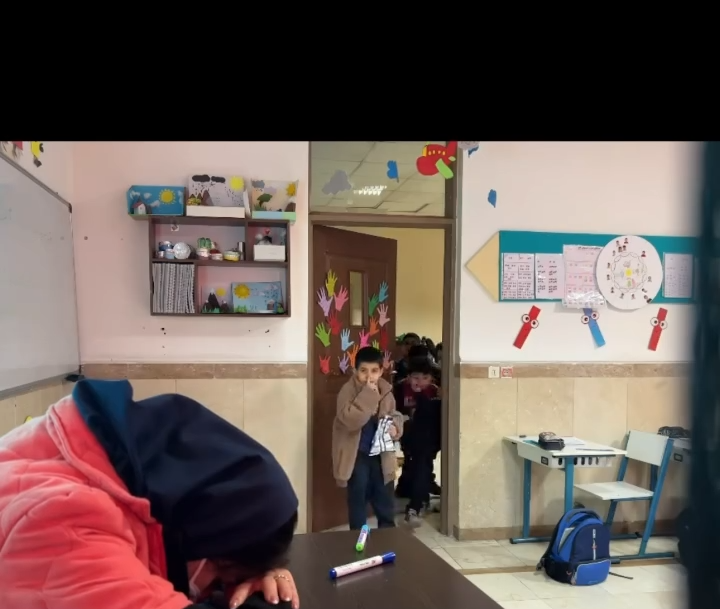 ویدئو پربازدید از واکنش دانش آموزان به معلمی که خودش را به خواب زد