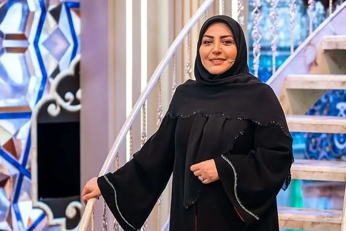 مهمانان ویژه مجری زن تلویزیون پرنده از آب درآمدند!/وقت گذرانی المیرا شریفی مقدم با طوطی های رنگارنگ در برنامه زنده +تصاویر