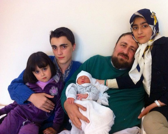 سید حسن خمینی در کنار فرزندانش