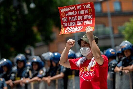 تظاهرات روز کارگر در مقابل سفارت ایالات متحده آمریکا در شهر مانیل فیلیپین/ رویترز