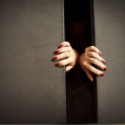 (ویدئو) بهترین و صحیح‌ترین کار هنگام گیر کردن در آسانسور چیست؟