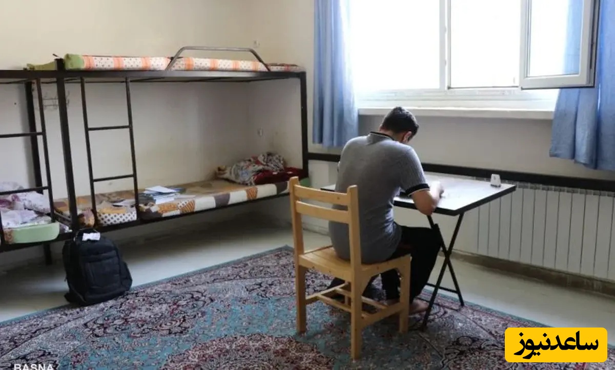 عکس/خلاقیت خنده دار جوان ایرانی برای ساخت میز تحریر با جعبه انگور در خوابگاه دانشجویی حماسه آفرید/ نبود امکانات استعداد ها رو شکوفا میکنه😂