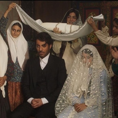 تفاوت فاحش 2 سفره عقد ترلان پروانه در «بامداد خمار»/ از عروسی محقر با رحیم زیر سایه مادرشوهر کولی‌اش تا سفره عقد شاهانه اصلان میان طلا و جواهرات اعیان و تجملات اشراف!